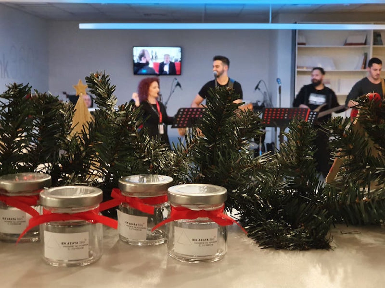 Χριστουγεννιάτικη γιορτή για το προσωπικό του ΙΕΚ ΔΕΛΤΑ Καλαμάτας με τους σπουδαστές μας … "διοργανωτές¨