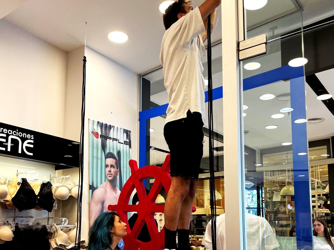 Διακόσμηση καλοκαιρινής βιτρίνας Understories!