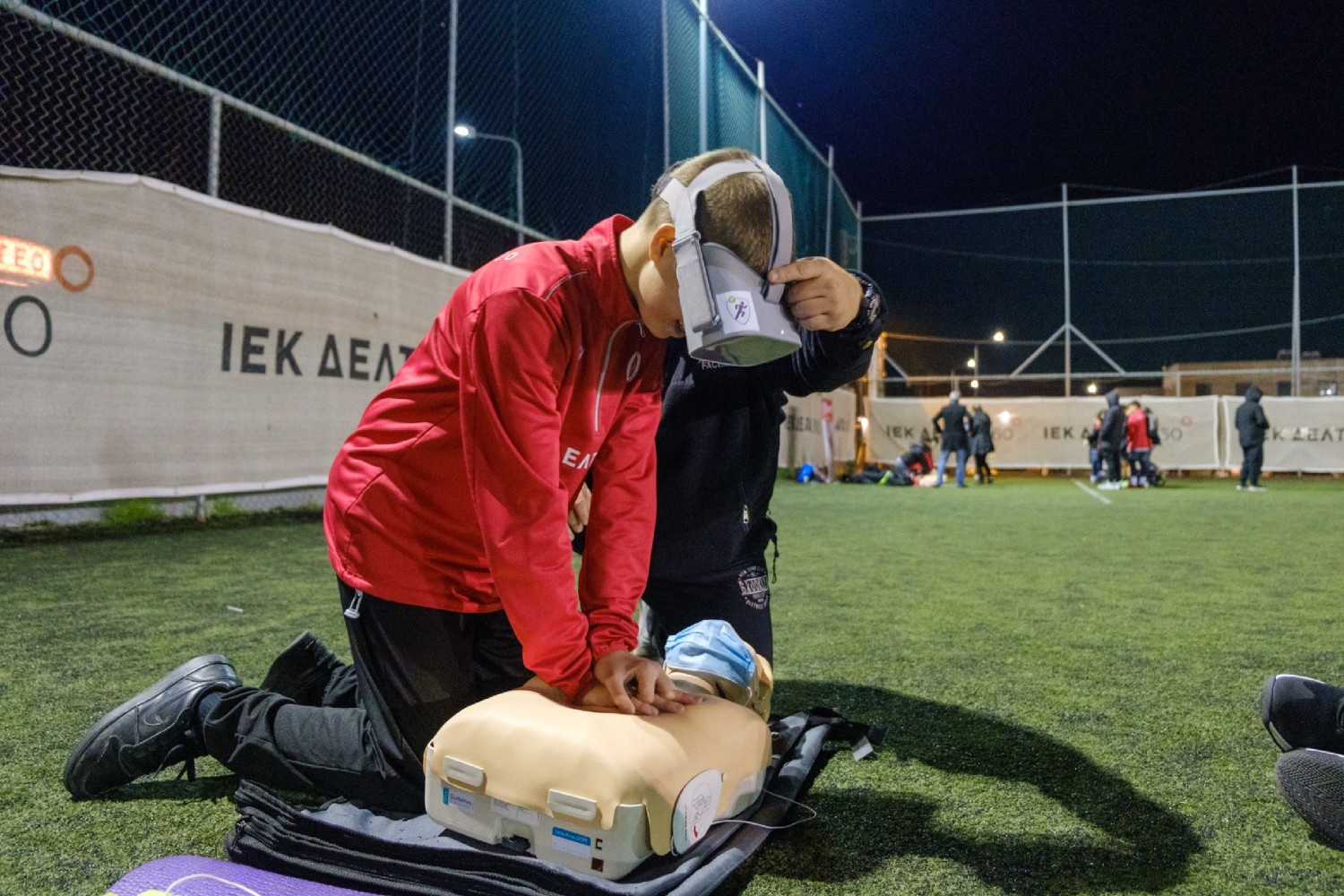 Εκπαίδευση ΚΑΡΠΑ και χρήσης απινιδωτή για τους μικρούς ποδοσφαιριστές του ΙΕΚ ΔΕΛΤΑ 360 FC