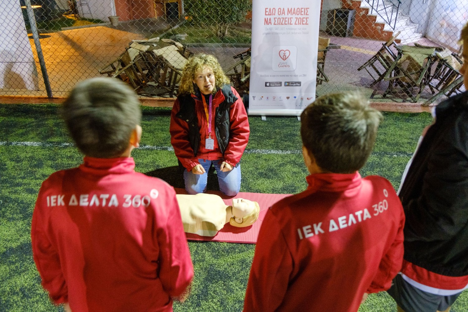 Εκπαίδευση ΚΑΡΠΑ και χρήσης απινιδωτή για τους μικρούς ποδοσφαιριστές του ΙΕΚ ΔΕΛΤΑ 360 FC