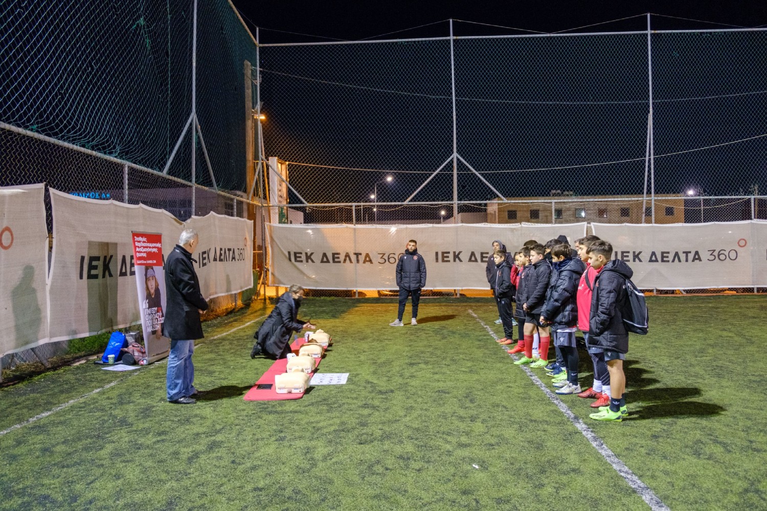 Εκπαίδευση ΚΑΡΠΑ και χρήσης απινιδωτή για τους μικρούς ποδοσφαιριστές του ΙΕΚ ΔΕΛΤΑ 360 FC