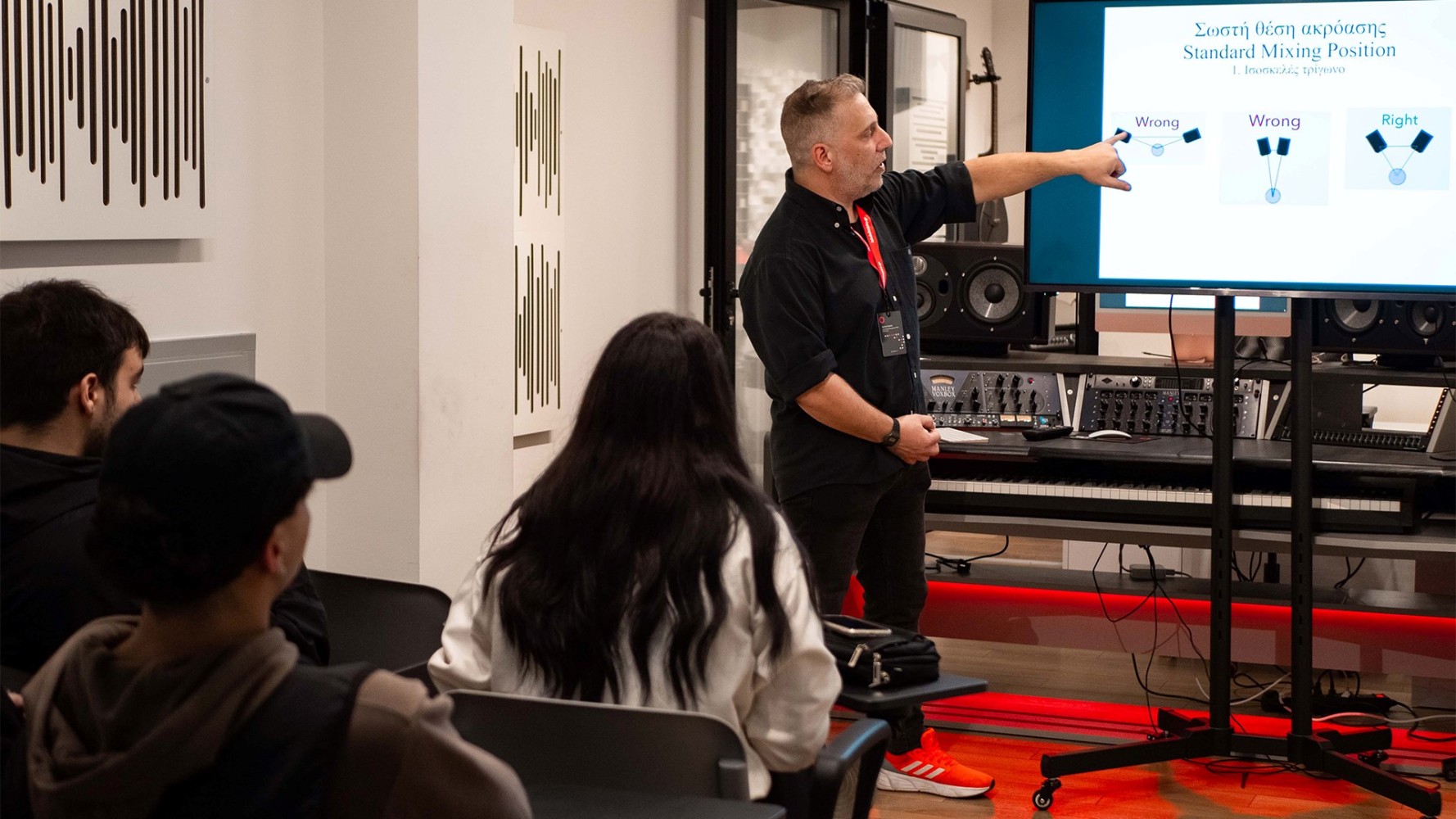 Οι σπουδαστές του τομέα ΜΜΕ & Ήχου μαθαίνουν για την ηχητική βελτίωση σε ένα σύγχρονο Home Studio