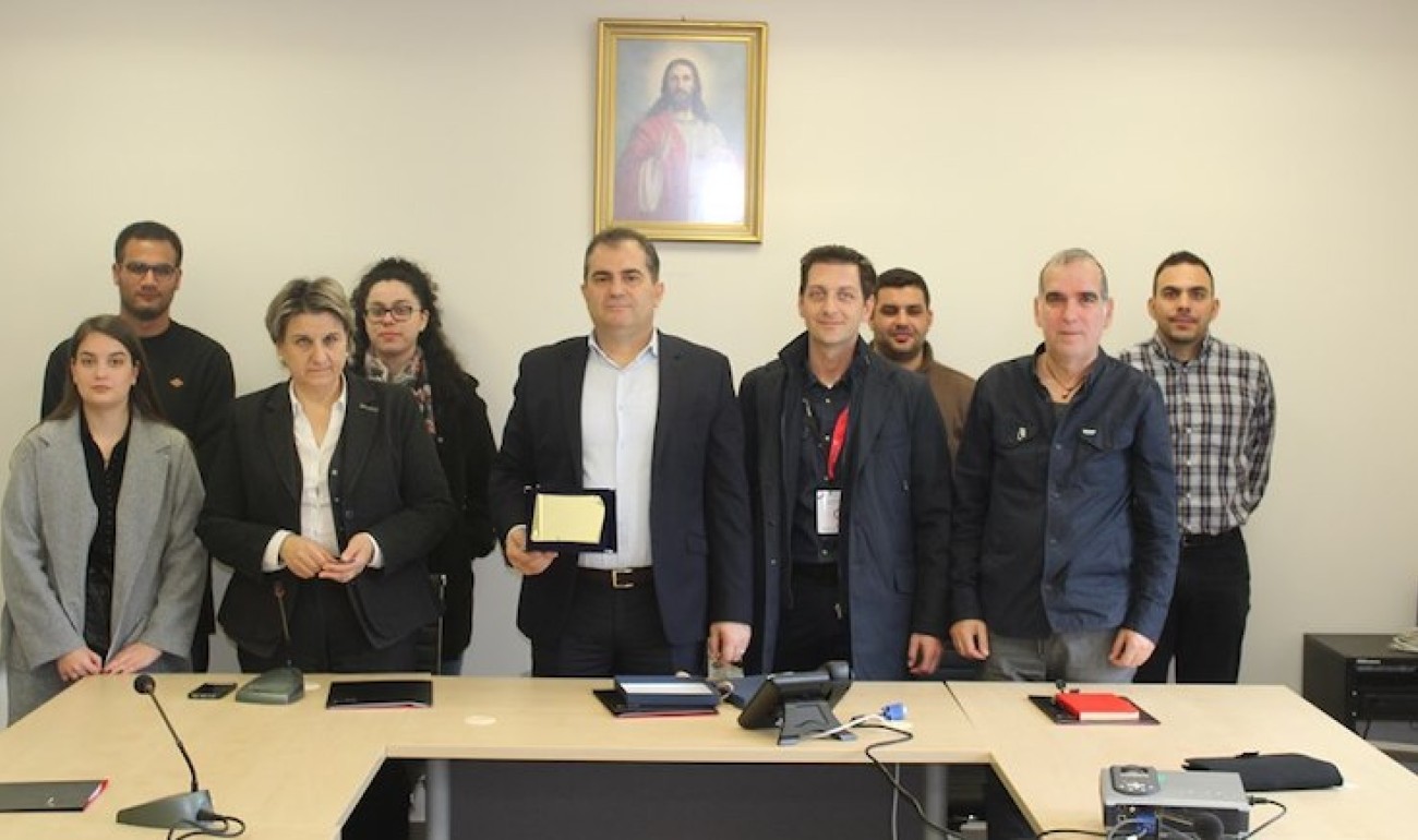 Στον Δήμαρχο Καλαμάτας οι σπουδαστές του ΙΕΚ ΔΕΛΤΑ 360 για να παρουσιάσουν τις προτάσεις τους πάνω στο τουριστική ανάπτυξη της πόλης Στον Δήμαρχο Καλαμάτας οι σπουδαστές του ΙΕΚ ΔΕΛΤΑ 360 για να παρουσιάσουν τις προτάσεις τους πάνω στο τουριστική ανάπτυξη της πόλης