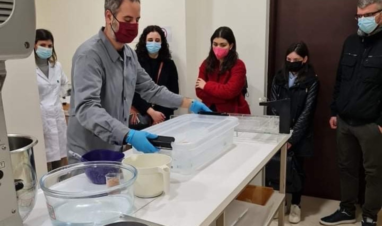 Εκπαιδευτική επίσκεψη σε εργαστήριο παραγωγής καλλυντικών Εκπαιδευτική επίσκεψη σε εργαστήριο παραγωγής καλλυντικών