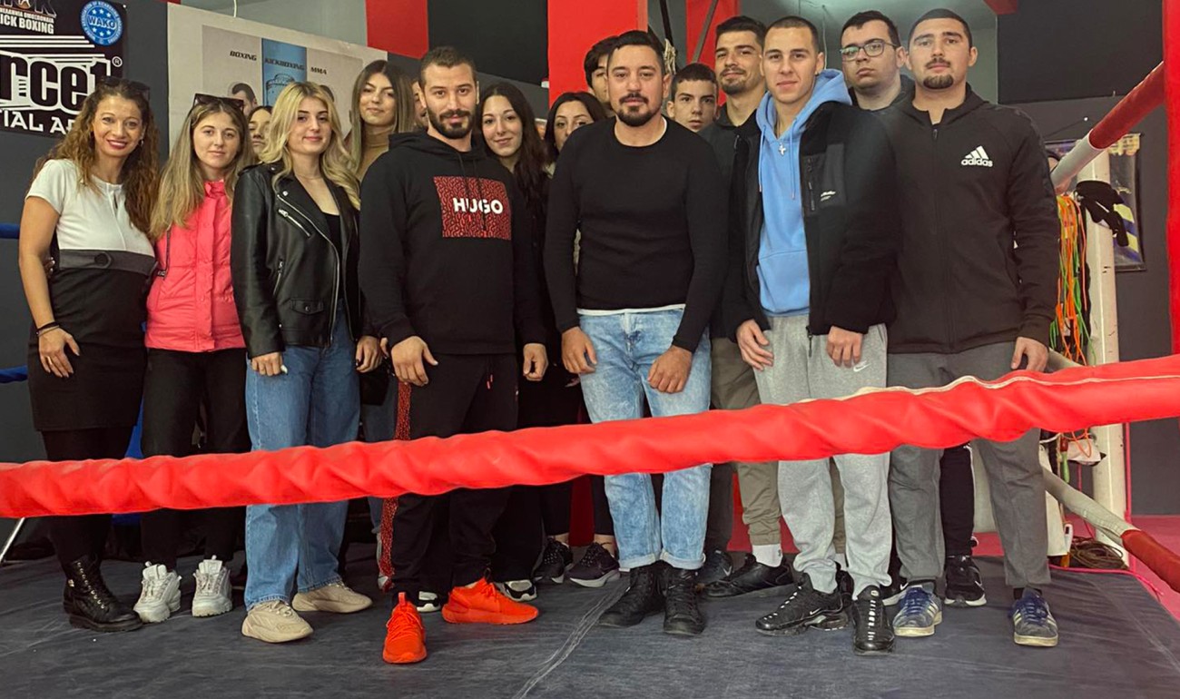 Σπουδαστές Δημοσιογραφίας συναντούν τον Παγκόσμιο πρωταθλητή Kick Boxing Βασίλη Κακαρίκο Σπουδαστές Δημοσιογραφίας συναντούν τον Παγκόσμιο πρωταθλητή Kick Boxing Βασίλη Κακαρίκο